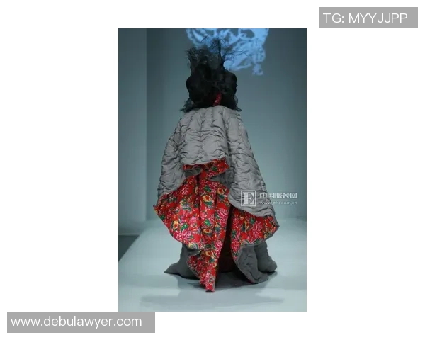 足球明星与传统花棉袄的奇妙邂逅展现文化交融之美