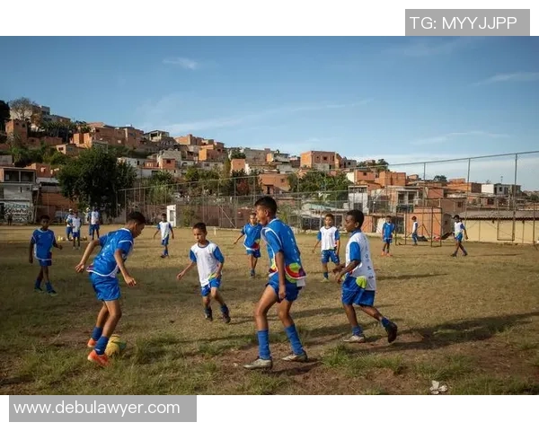 足球明星在绿茵场上的温暖瞬间与感人故事分享